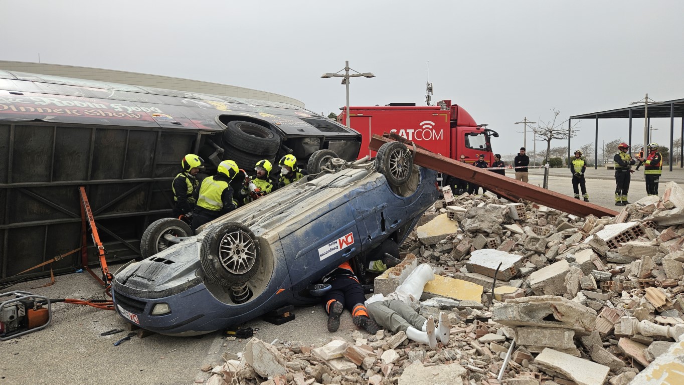 Figura 4. Miembros del equipo especializado de bomberos actuando durante el simulacro en el rescate de varios heridos atrapados en un autobús y en varios vehículos. 